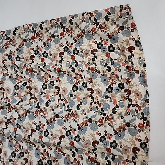 Lauren Conrad Long Sleeves Floral Blouse / Size M - Picture 12 of 13